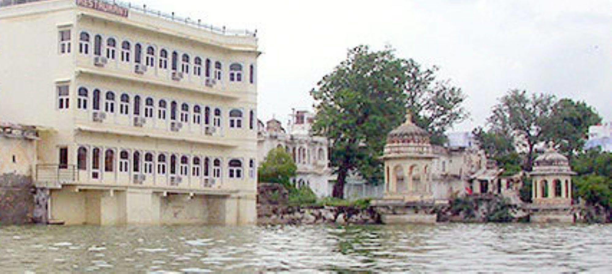 Hotel Sarovar - Facing Boutique On Pichola Udaipur