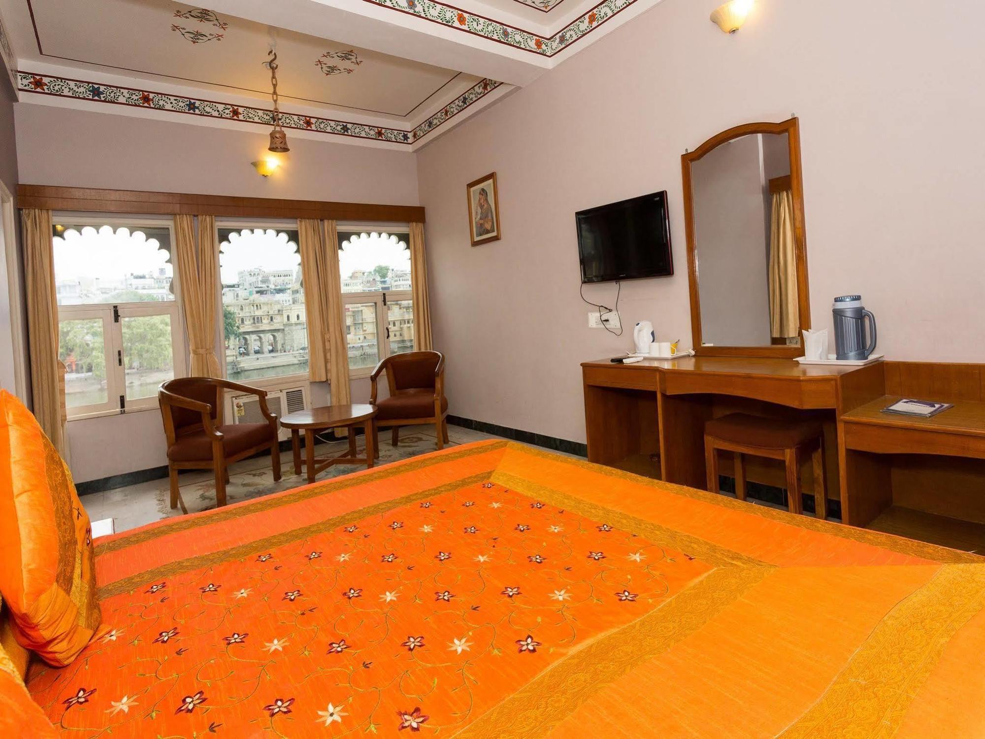 Sarovar - Facing Boutique On Pichola